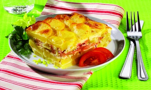 musaca cu umplutura de branza si sos bechamel jpeg