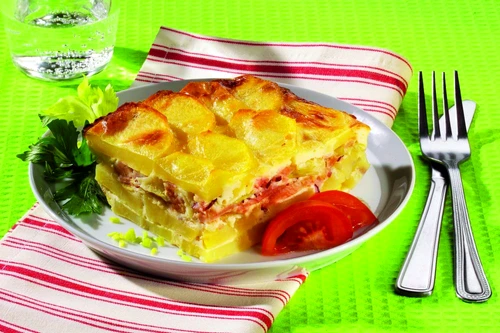 musaca cu umplutura de branza si sos bechamel jpeg