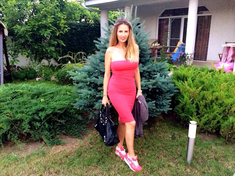 Solista a purtat adidaşi la o rochie elegantă
