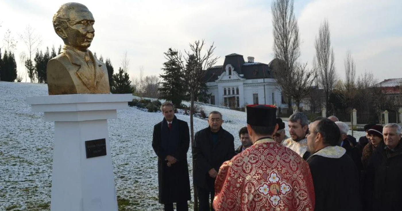 Bustul ce îl reprezintă pe Nicolae Titulescu este amplasat pe bulevardul care îi poartă numele