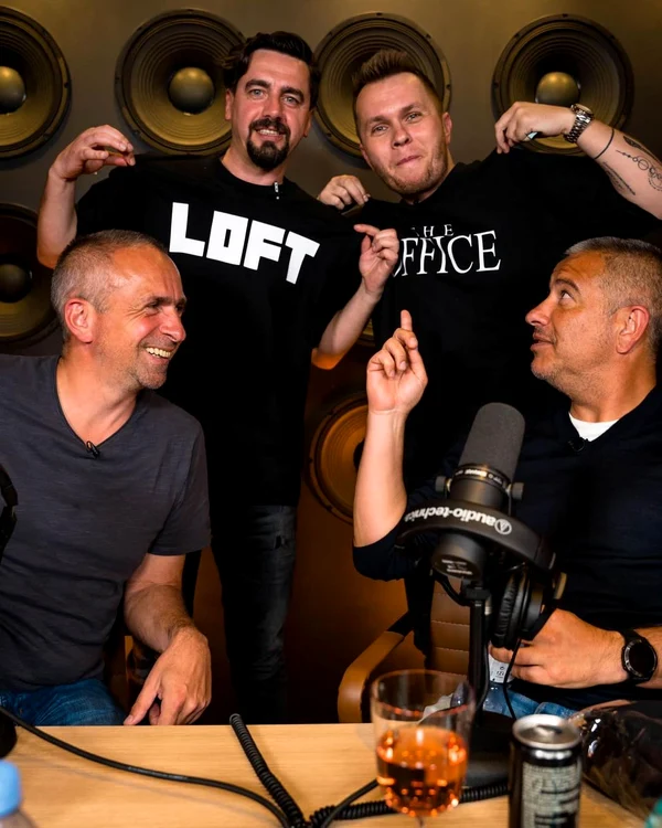 Cosmin Natanticu și Codin Maticiuc alături de patronii clubului Loft, Petre Berciu și Ioan Biriș