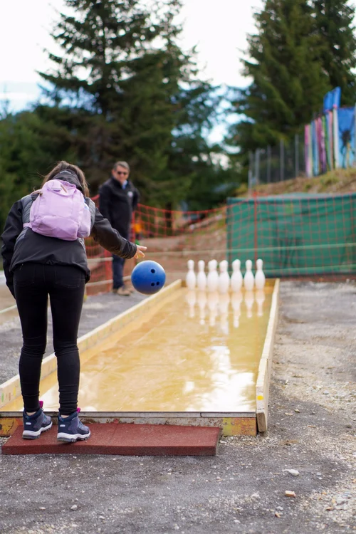 Copiii, dar și adulții pot juca bowling / foto: Tiberiu Irimia