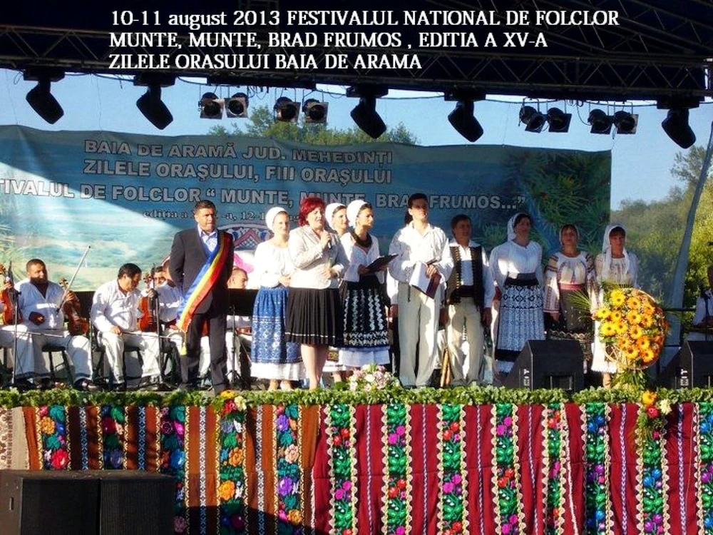 Pe această scenă vor urca cunoscuţi interpreţi de muzică populară