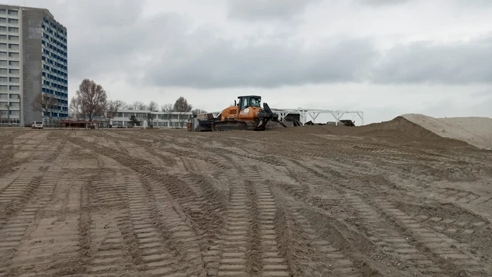 Buldoexcavator folosit pentru nivelarea nisipului FOTO: ABADL