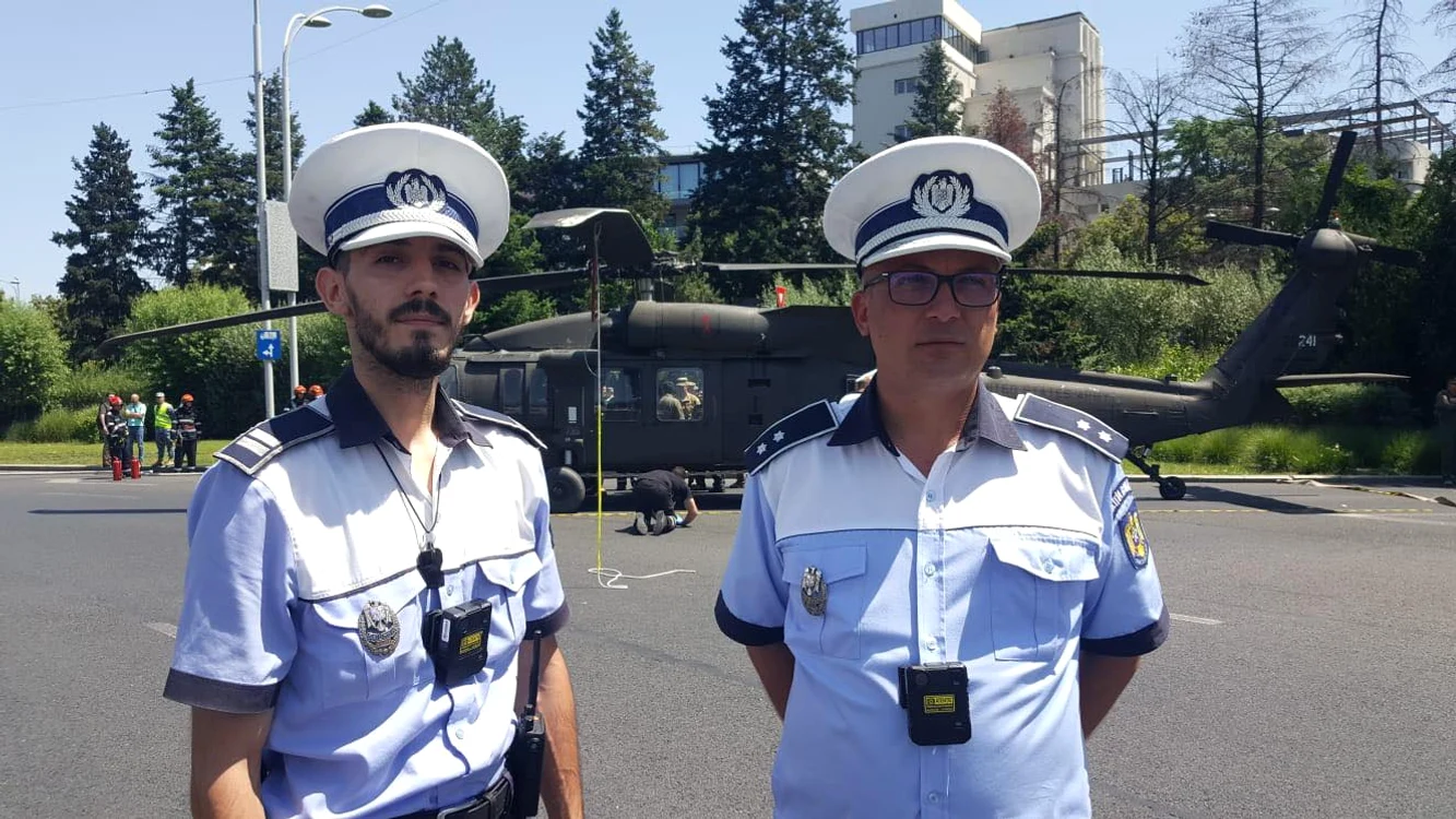 
    Polițiștii au reușit în câteva secunde să elibereze o parte din sensul giratoriu de la Chareles de Gaulle, pentru a-i face loc elicopterului să aterizeze  