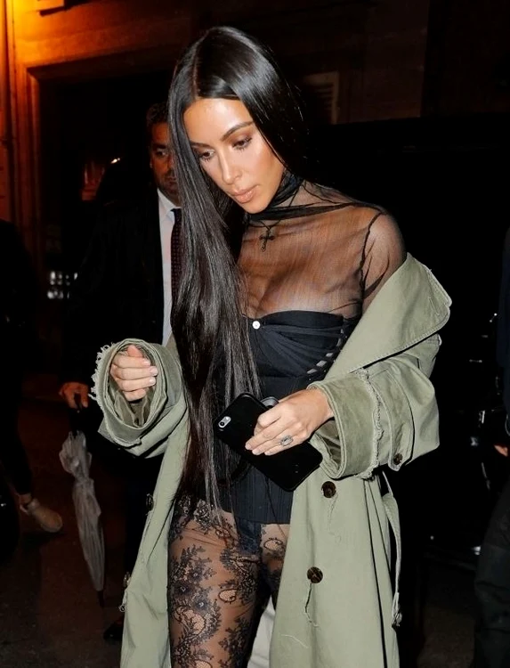 Aşa a ieşit Kim Kardashian la cină cu familia