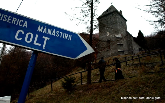 Biserica mănăstirii Colţ este una dintre cele mai vechi monumente religioase din Ţara Haţegului. FOTO ADEVĂRUL. D.Guţă.