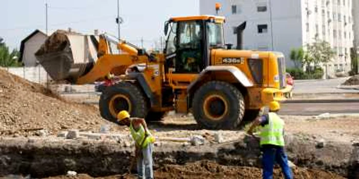 Domeniul construcţiilor este unul în care se practică angajările la negru FOTO: Mediafax / Marius Dumbrăveanu