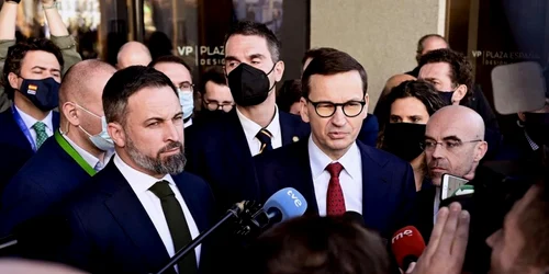 Mateusz Morawicki si Santiago Abascal vorbind cu presa la summitul ultraconservatorilor de la Madrid FOTO EPA-EFE