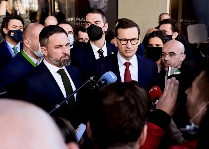Mateusz Morawiecki (centru) şi Santiago Abascal (stânga) vorbind cu presa înainte de summit FOTO EPA-EFE