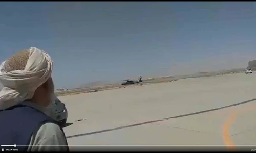 VIDEO // Talibanii, surprinşi plimbându se în elicoptere americane Black Hawk jpeg