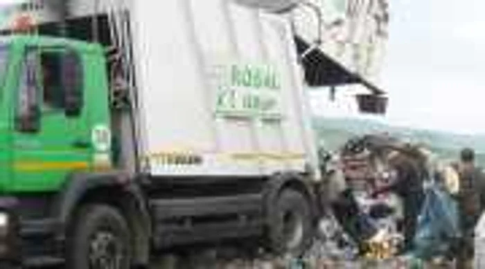 Maşinile Rosal au voie să arunce gunoiul adunat din municipiul Suceava doar la groapa de la Fălticeni