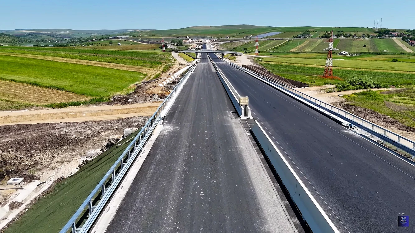 Dublu parapet central de beton pe DEx4 lângă Tureni Foto: Asociația Pro Infrastructură