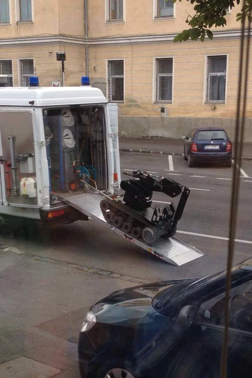 Valiza suspectă a fost ridicată cu un dispozitiv special