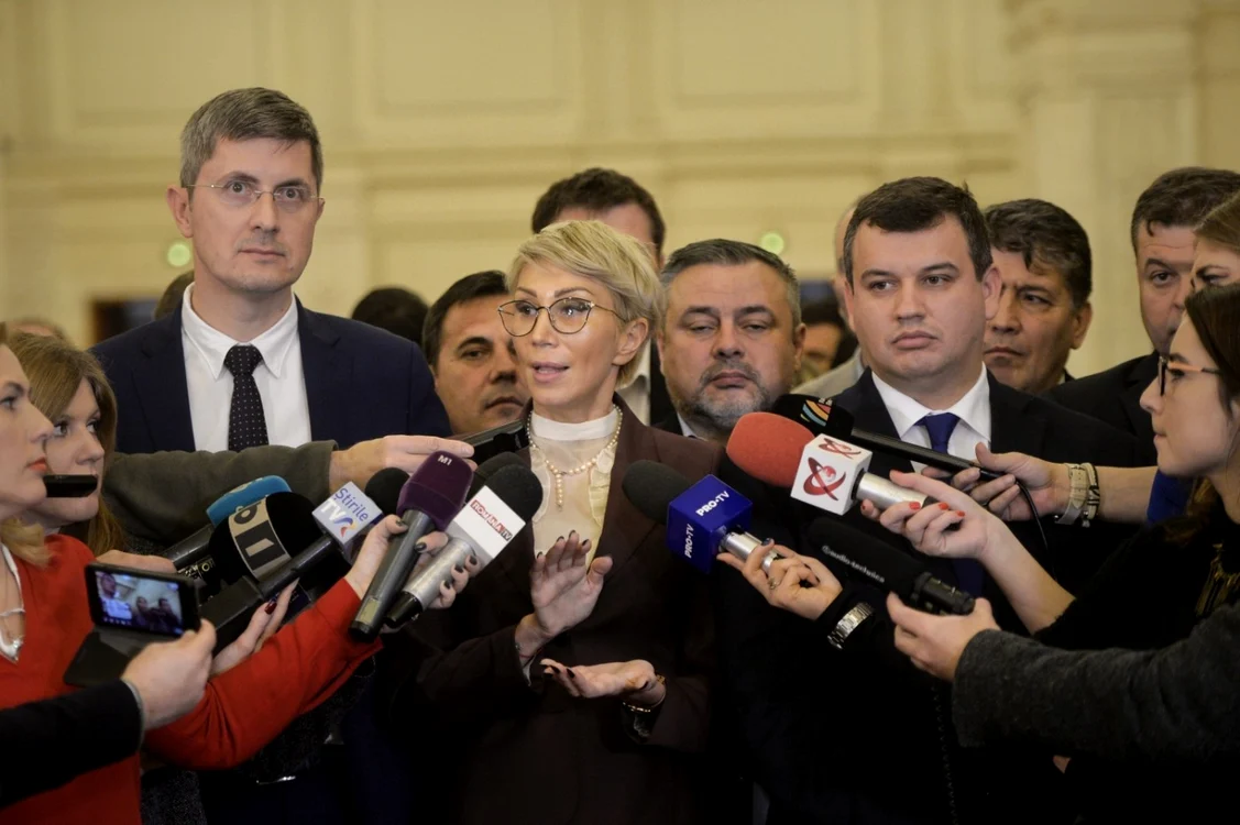 Dan Barna ( USR), Raluca Turcan (PNL) şi Eugen Tomac ( PMP) au încercat să-l răstoarne pe Dragnea