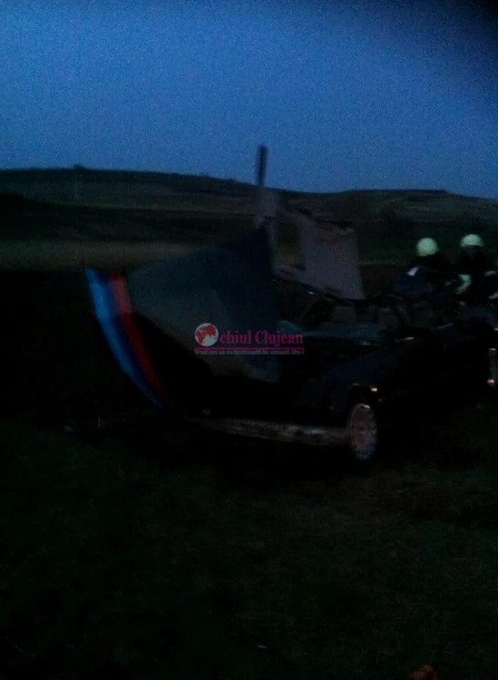 Maşina pe care o conducea tânărul s-a răsturnat în afara carosabilului. FOTO: ochiulclujean.ro