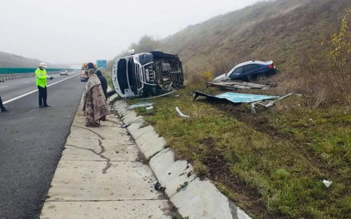 Microbuzul s-a răsturnat în afara autostrăzii