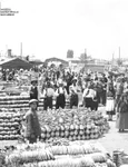 Prezentare stand de vânzare obiecte de ceramică, Târgul Moșilor din București, 1927 (© Colecția de fotografii, cărți poștale, clișee fotografice, Muzeul Municipiului București)