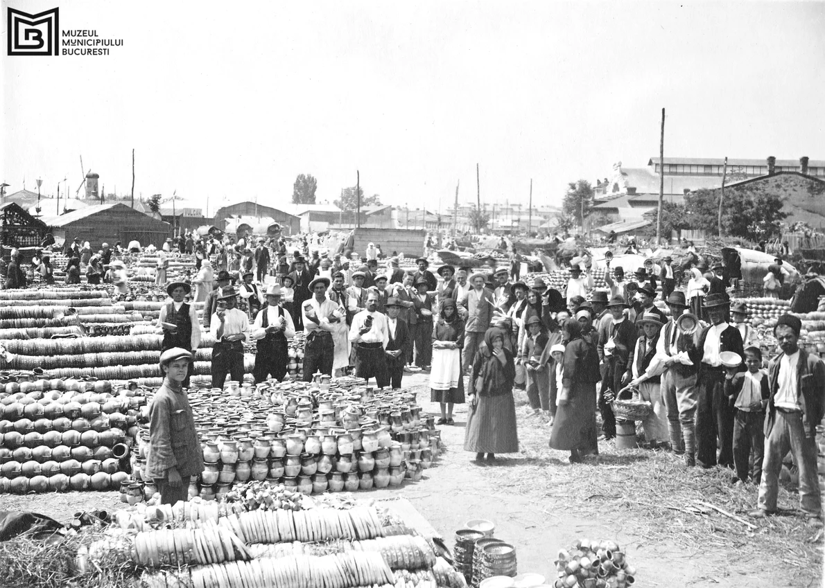 Prezentare stand de vânzare obiecte de ceramică, Târgul Moșilor din București, 1927 (© Colecția de fotografii, cărți poștale, clișee fotografice, Muzeul Municipiului București)