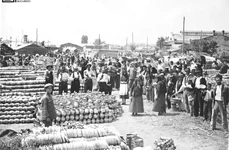 Prezentare stand de vânzare obiecte de ceramică, Târgul Moșilor din București, 1927 (© Colecția de fotografii, cărți poștale, clișee fotografice, Muzeul Municipiului București)