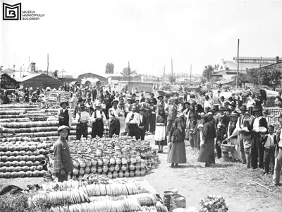 Prezentare stand de vânzare obiecte de ceramică, Târgul Moșilor din București, 1927 (© Colecția de fotografii, cărți poștale, clișee fotografice, Muzeul Municipiului București)