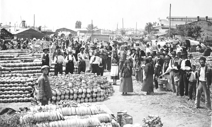 Prezentare stand de vânzare obiecte de ceramică, Târgul Moșilor din București, 1927 (© Colecția de fotografii, cărți poștale, clișee fotografice, Muzeul Municipiului București)