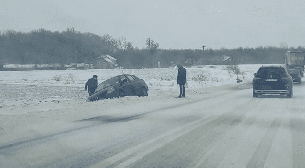 Trafic de coșmar pe drumurile din județul Suceava, din cauza ninsorii și a viscolului FOTO 