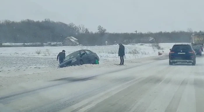mașină derapată viscol Suceava, foto: Alina Iosif 
