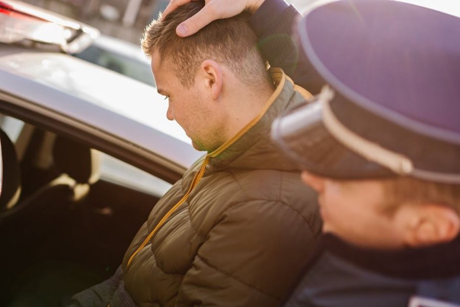 Soț și soție, bătuți de cerșetori în fața copiilor pentru că au refuzat să le dea bani. Agresorii, arestaţi preventiv