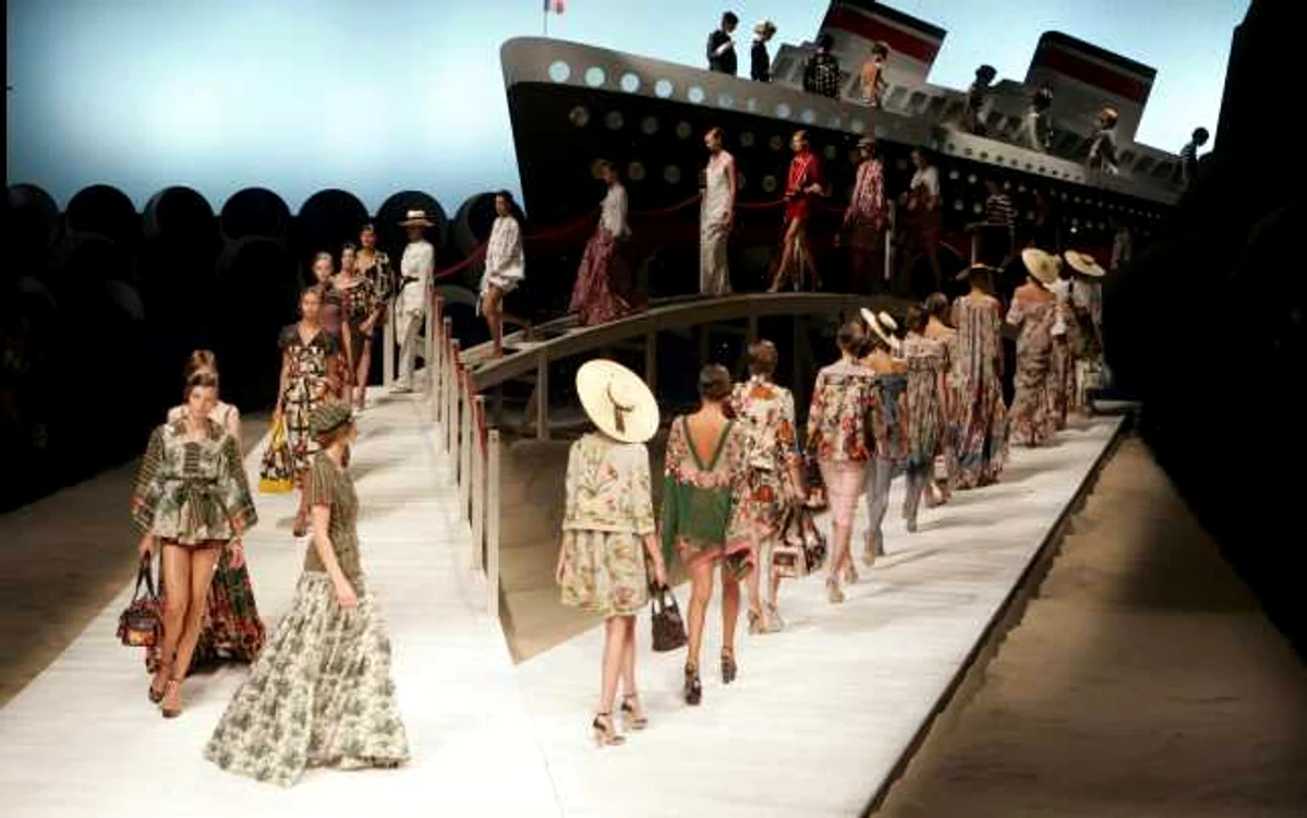 Colecţia casei de modă Kenzo la Săptămâna Modei de la Paris – 2005. FOTOGRAFII: Corbis Photoland, Reuters