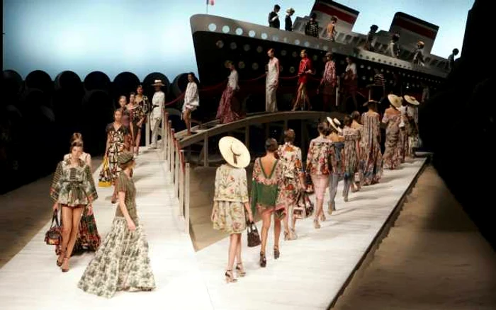 Colecţia casei de modă Kenzo la Săptămâna Modei de la Paris – 2005. FOTOGRAFII: Corbis Photoland, Reuters