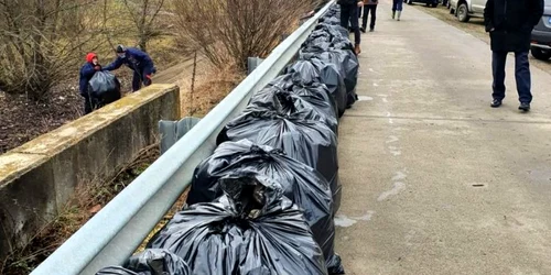 gunoaie adunate de pe malul lacului de acumulare santamaria orlea foto Garda de Mediu Hunedoara