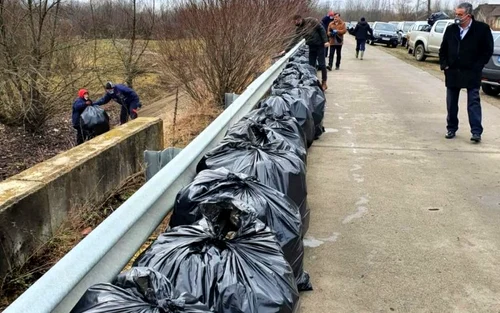gunoaie adunate de pe malul lacului de acumulare santamaria orlea foto Garda de Mediu Hunedoara