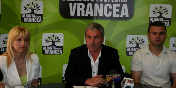 Andrei Dulgheru (centru) spune că a descoperit 3000 de posibili votanţi frauduloşi
