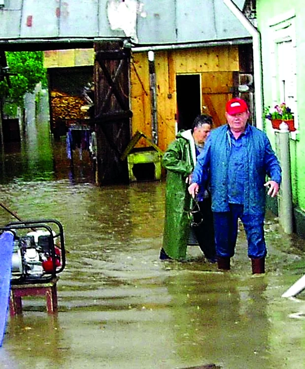 
    Gheorghe Mureşan  şi soţia sa, Ana, îşi  privesc dezorientaţi  gospodăria inundată  
