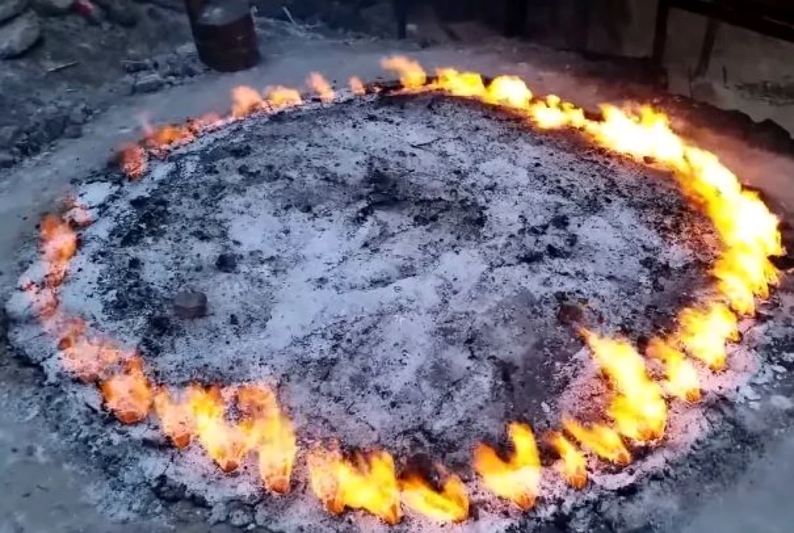 Cuptorul în care se arde piatra de calcar. Foto: captură video Youtube