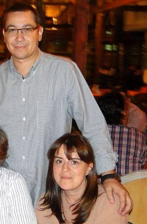 Alexandra Herțanu, sora lui Victor Ponta, a venit la DNA cu un batic pe cap, pentru a nu fi recunoscută