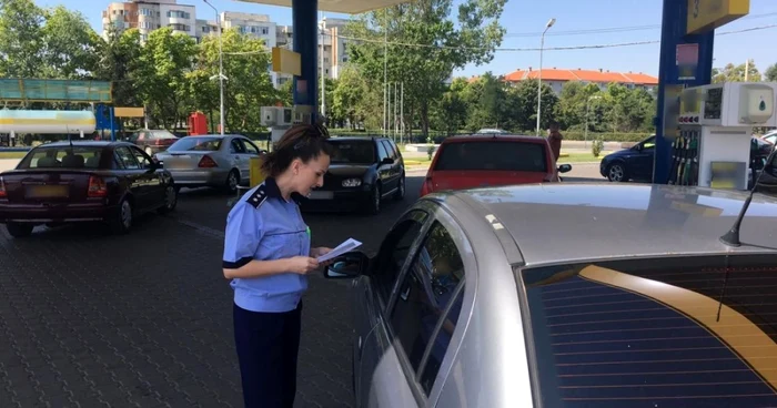 Poliţia a împărţit pliante şi i-a învăţat pe cetăţeni cum să se ferească de hoţii din auto FOTO IPJ Ialomiţa