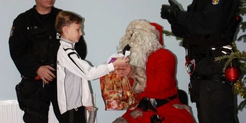 Moș Crăciun păzit de mascați