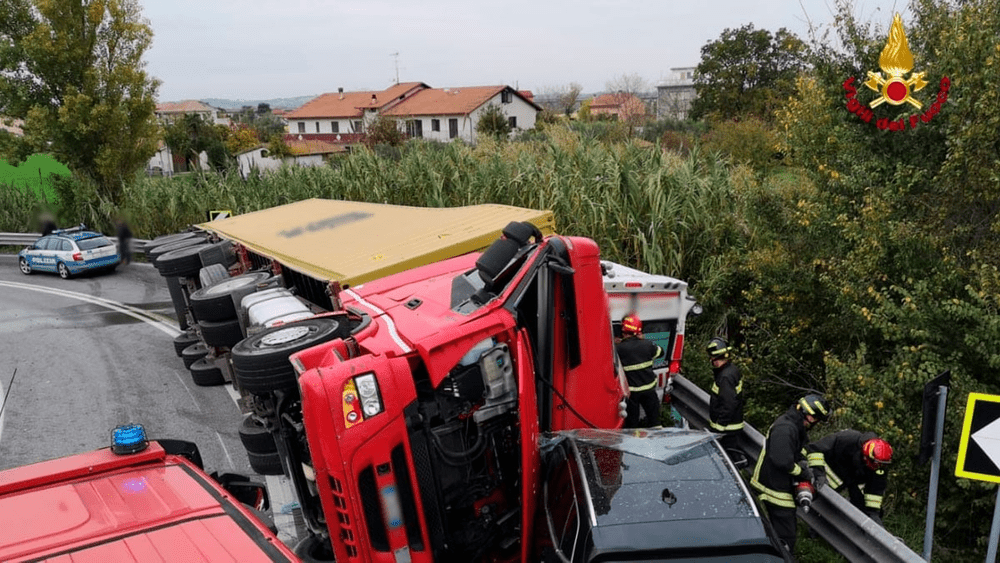Un șofer  român a ucis doi oameni în Italia: TIR-ul pe care îl conducea s-a răsturnat peste o ambulanță