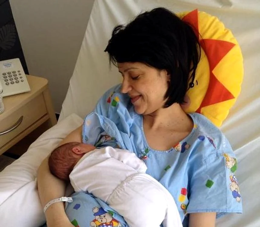 
    Raluca Arvat, alături de Andreea Esca, imediat după naştereFoto: Arhivă personală  
