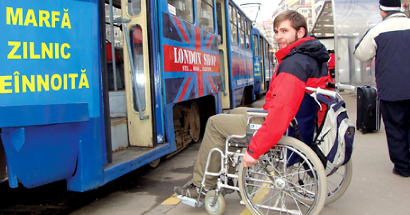 Traversarea oraşului într-un scaun cu rotile este o aventură