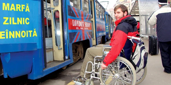 Traversarea oraşului într-un scaun cu rotile este o aventură