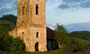 Fotograful Dan Dinescu şi ruinele de la Gîrbou, Sălaj jpeg