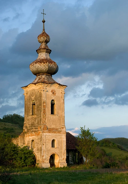 Fotograful Dan Dinescu şi ruinele de la Gîrbou, Sălaj jpeg