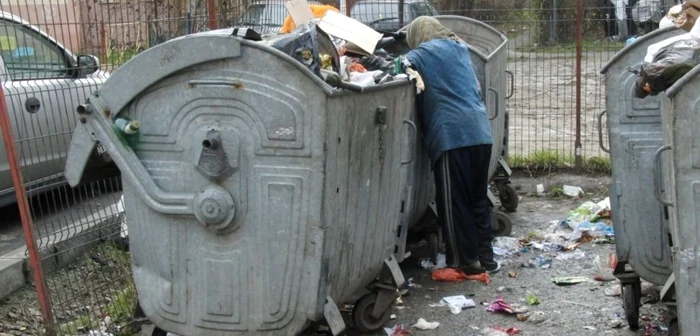 Sărăcia extremă a împins-o pe femeie să caute haine în gunoi. FOTO: gazedesud.ro