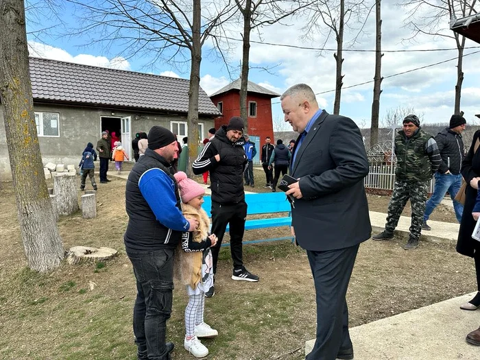 Prăznicarul din cimitir unde învață copiii. Foto: Facebook/ prefect Daniel Onofrei