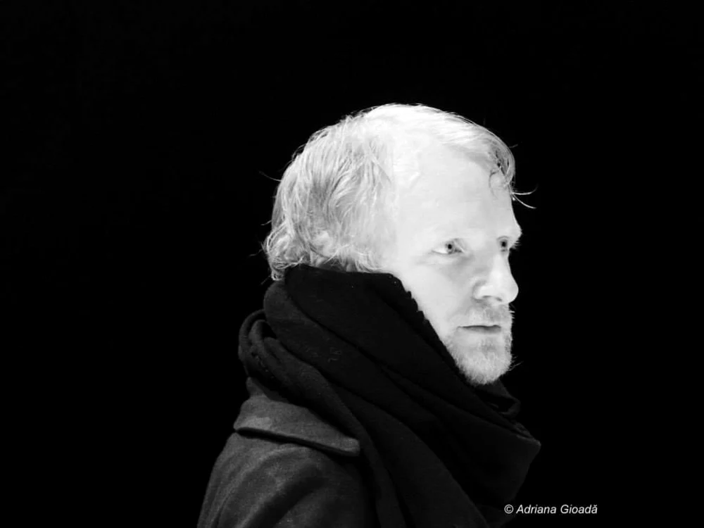 Richard Bovnoczki în spectacolul „Crimă şi pedeapsă” FOTO Adriana Gioadă