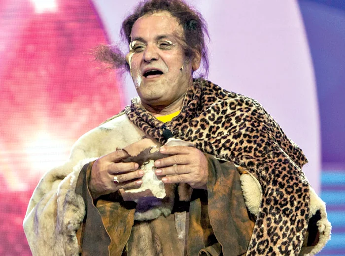 Cântăreţul a stat cinci ore la machiaj până i-a fost transformat complet aspectul fizic (FOTOGRAFII: ANTENA 1)