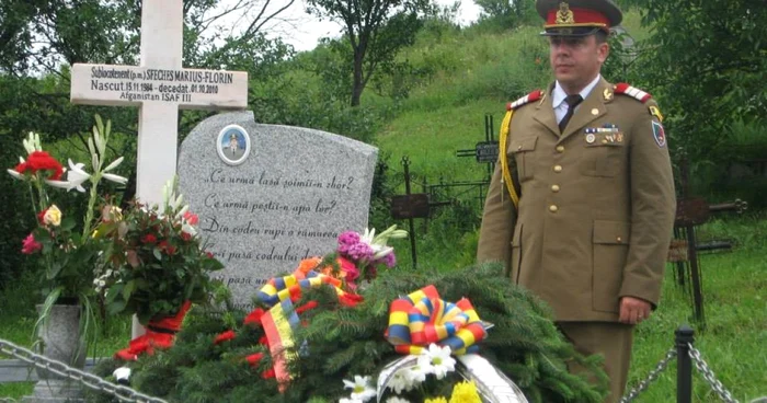 Vasile Zbâncă, la mormântul lui Marius Florin Sfecheş din Şintereag. Cei doi au fost camarazi FOTO: pagina de Facebook a lui Vasile Zbâncă